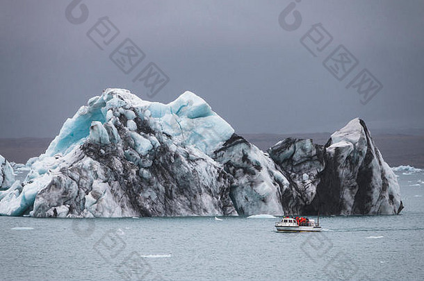 冰岛的巨大冰山和重装船