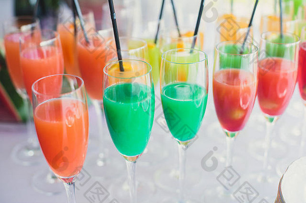 美丽的行彩色鸡尾酒开放空气聚会，派对龙舌兰酒马提尼伏特加装饰餐饮花束表格开放