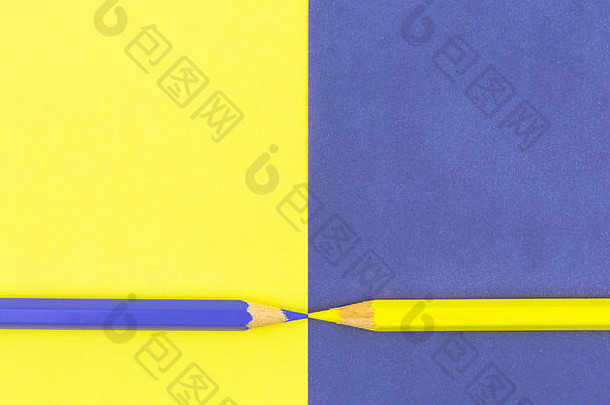 黄色和紫色<strong>铅笔</strong>和纸，抽象对比概念图像
