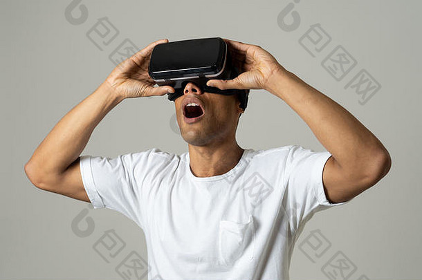 一位非洲裔美国人使用虚拟现实耳机眼镜，对模拟感到兴奋，探索虚拟现实，用手势与新朋友互动