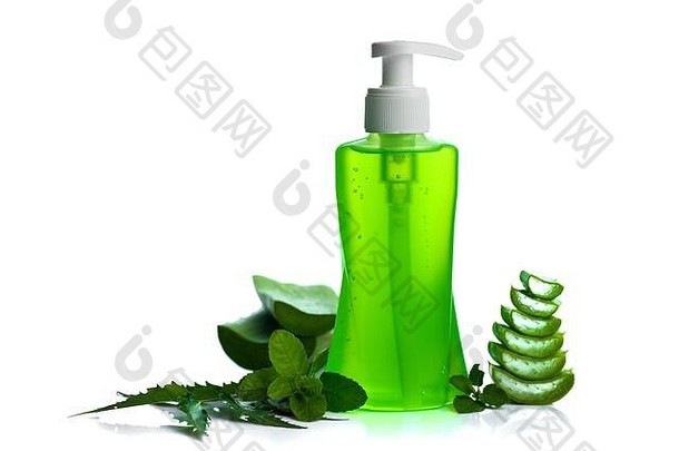 一瓶液体肥皂或乳霜或洗脸机，带有芦荟、印楝和罗勒叶，白色背景。