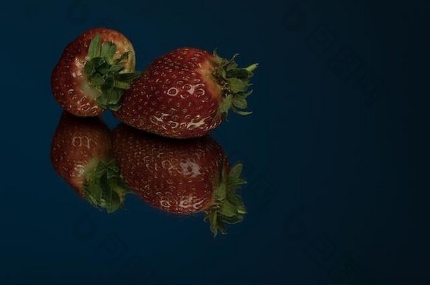<strong>草莓</strong>镜子蓝色的背景