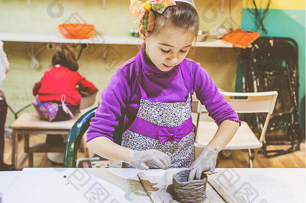 孩子陶器车间肖像女孩工作粘土有创意的学习
