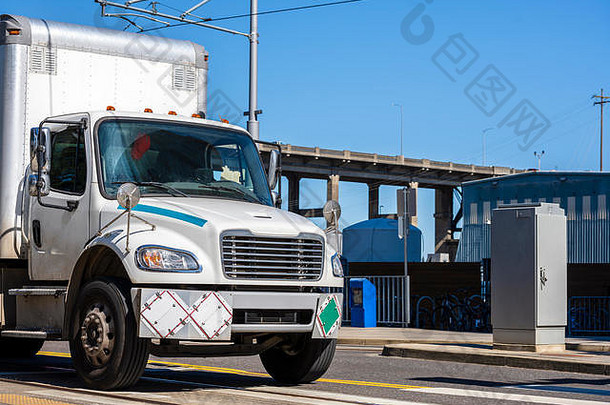 中产阶级紧凑型日间驾驶室白色半挂车，配备箱式拖车，用于运输易燃和化学物质，以便在公路上进行本地交付