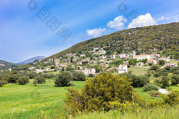 春天，希腊凯法罗尼亚山谷中有房屋的风景村