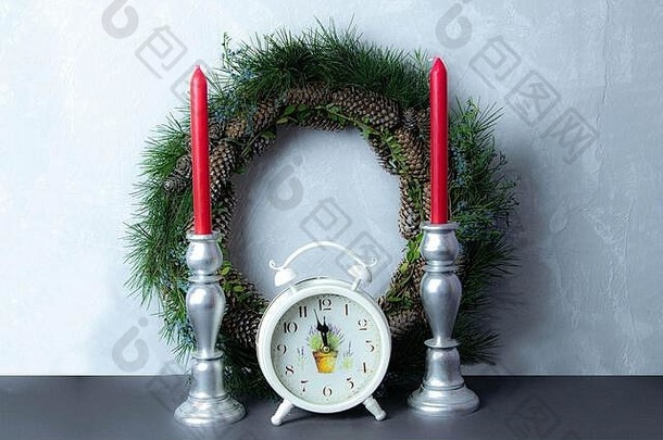 圣诞节一年作文假期装饰烛台蜡烛壁炉古董时钟墙作文白色