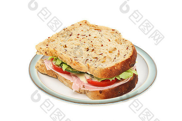 火腿沙拉三明治，多籽黑面包，放在盘子上，与白色隔离