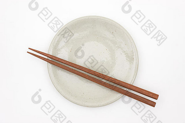 白色陶瓷板上的传统日本木筷
