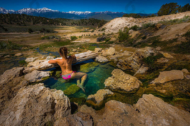 美国加利福尼亚州布里奇波特钙华温泉池中放松的女人