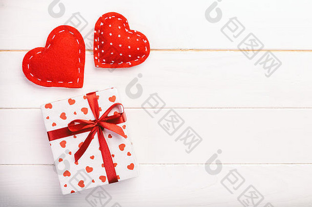 情人节假期手工制作的现在纸红色的心礼物盒子假期包装器现在盒子礼物白色木表格前视图