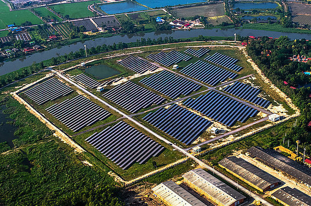 <strong>太阳能</strong>农场，<strong>太阳能</strong>电池板从空中拍摄的照片