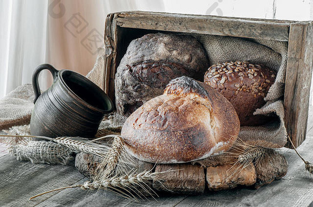 美丽的饼小麦酵面包分类谷物种子板边缘帆布自制的蛋糕手工制作的关闭