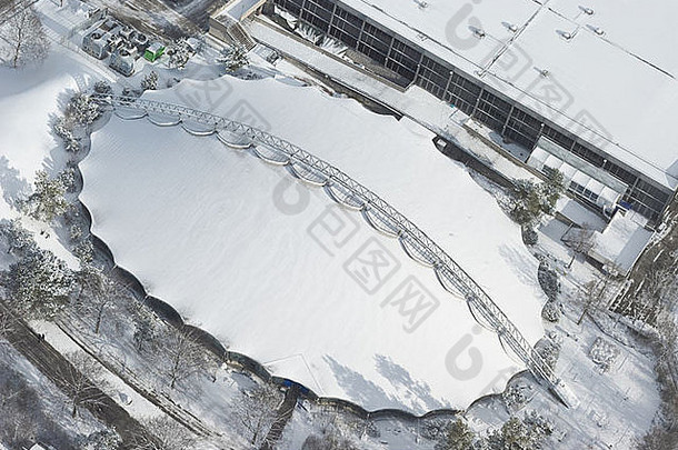 现代建筑冬季积雪鸟瞰图