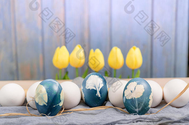 复活节快乐，有机蓝复活节彩蛋中间白色的彩蛋等待绘画，复活节假期装饰，复活节概念背景