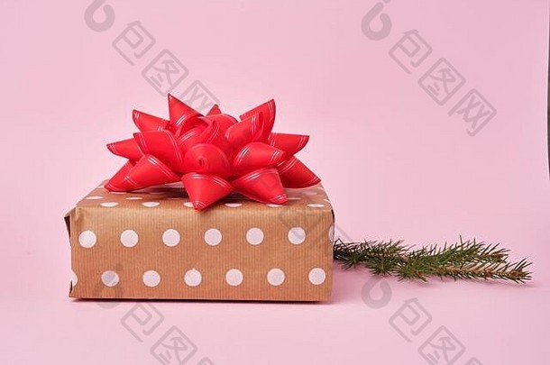 一堆<strong>牛皮纸包装</strong>的礼物，云杉枝。圣诞问候的概念。