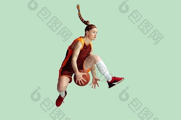 年轻的白人女篮球运动员在运动中，跳高动作孤立于<strong>薄荷色</strong>背景。运动、运动、活力和健康生活方式的概念。训练，练习。