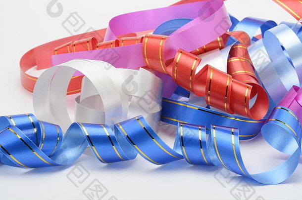 装饰丝带呈现几种不同的颜色