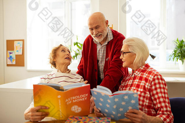 和蔼的老人和他的朋友谈论书籍