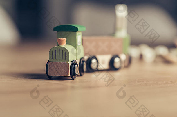 绿色木制玩具火车在木制表面上特写