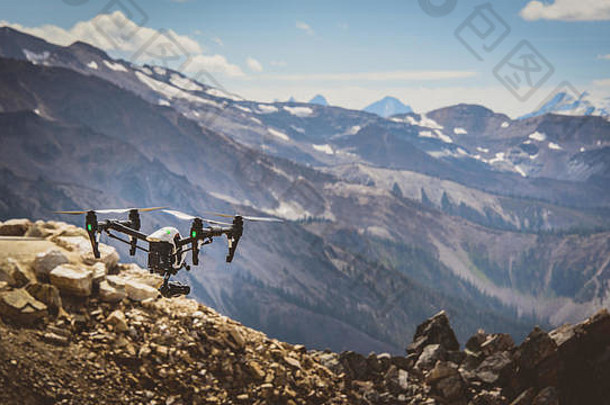 加拿大卑诗省山区飞行的无人机视频