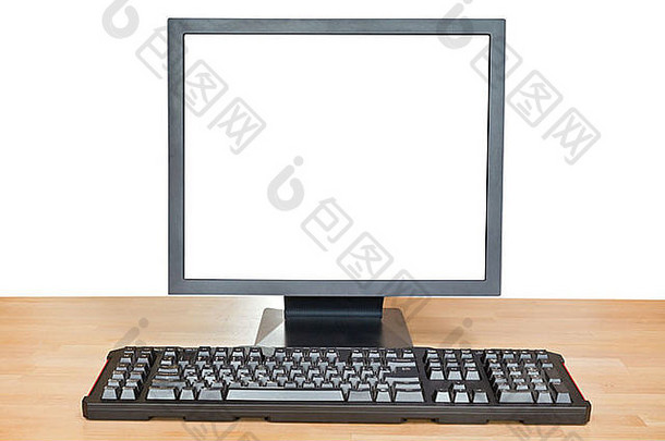 在白色背景上隔离的木桌上，黑色显示屏的全视图，带有切割屏幕和键盘