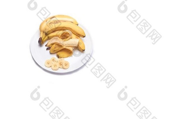 白色背景上的香蕉束，放在有空间的盘子上