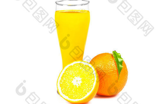在白色背景上，有一个高高的玻璃杯，里面放着新鲜的橙汁，旁边是一个完整的橙汁和半个橙汁