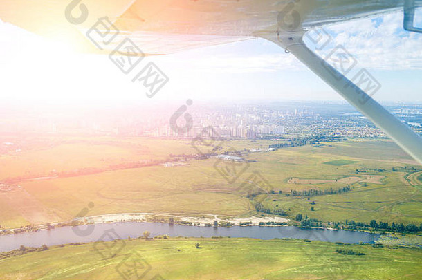 从飞机上俯瞰河流和大城市