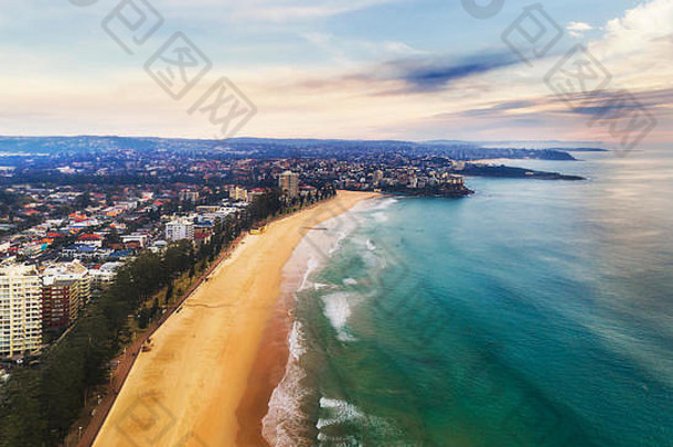 从高空俯瞰，曼利海滩和郊区海滨在早晨面对太平洋的冲浪波浪。
