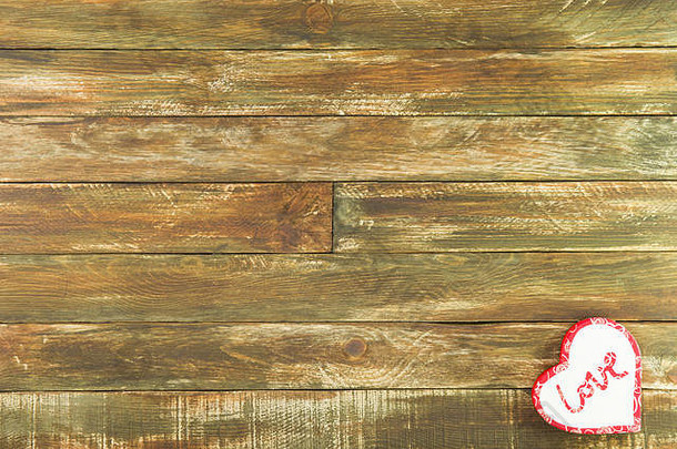 红色和白色的心形图案悬挂在棕色木质背景上。情人节的浪漫装饰。质朴、复古或复古风格