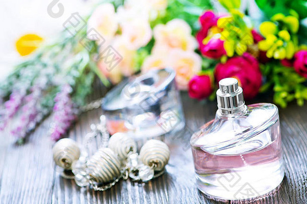 木桌上的香水和鲜花