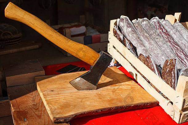 木制甲板上的肉斧。肉店