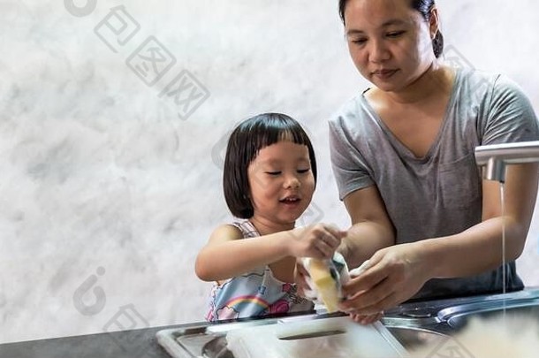 亚洲女孩洗菜餐具妈妈做家务孩子使执行函数孩子做家务孩子利夫斯德家庭浓缩的