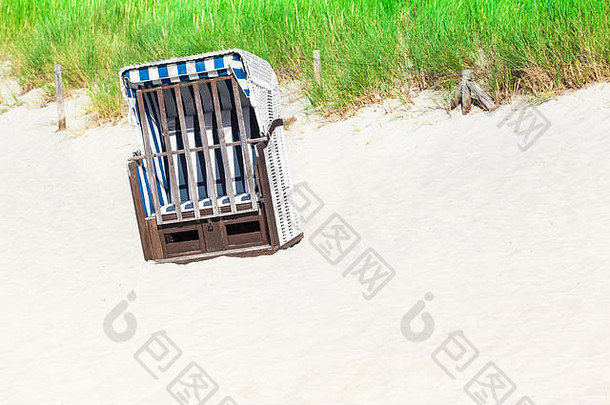 波罗的海德国海岸沙丘上的单人软垫沙滩椅