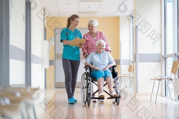 坐在轮椅上的老妇人带着她的女儿和护士