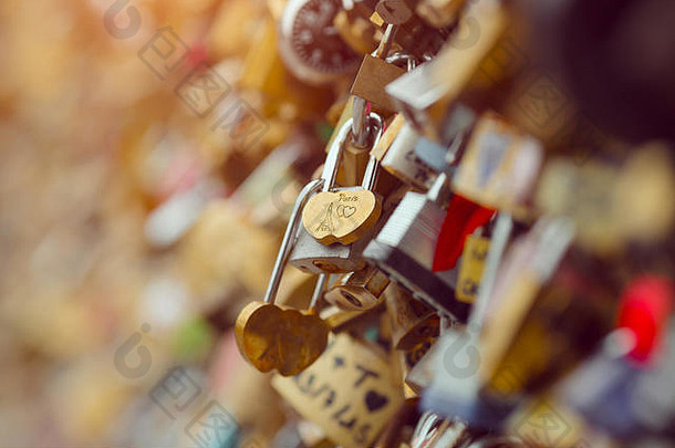 巴黎-法国大桥上的爱情锁