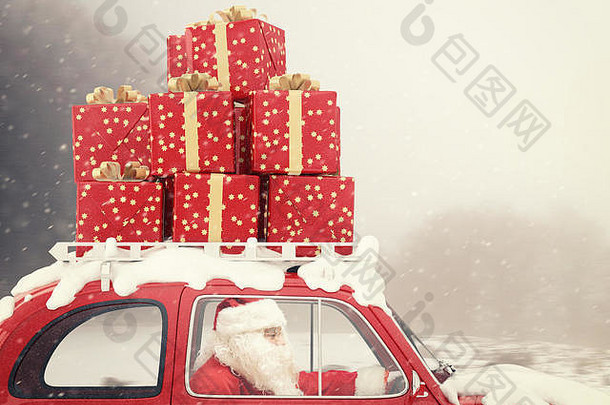 圣诞老人坐在装满圣诞礼物的红色汽车上