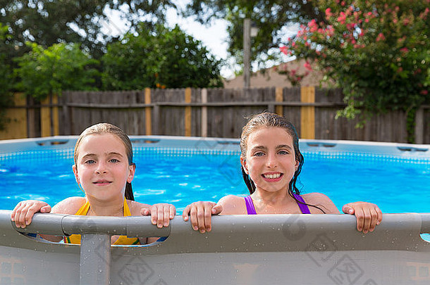 孩子们在后院的游泳池里游泳很开心