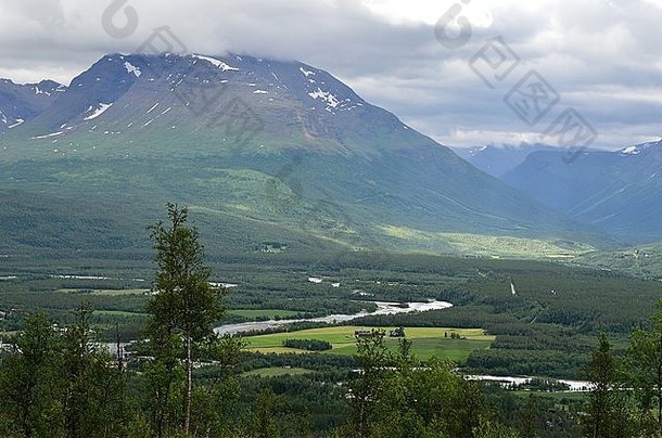 雄伟的河山绿色场景观<strong>小结</strong>算伦德豪格Troms直辖市夏季