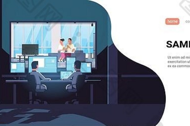 两个男人看着玻璃后面的显示器，一对正在吃比萨饼的男人看电视，一个女人在沙发上休息，黑暗的办公室内部监控安全系统