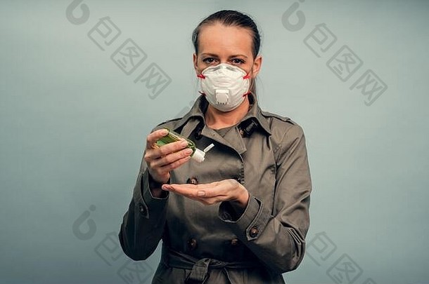 一个女孩正在戴防护面具。使用防腐凝胶。对冠状病毒的呼吸保护。职业病患者的个人防护设备