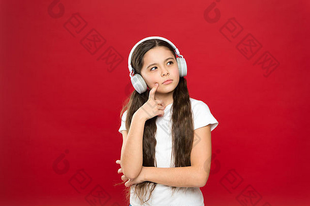 学习外语。将科技用于休闲或教育的幼儿。听音乐的小女孩。戴着立体声耳机的小女孩。可爱的无线耳机音乐风扇。