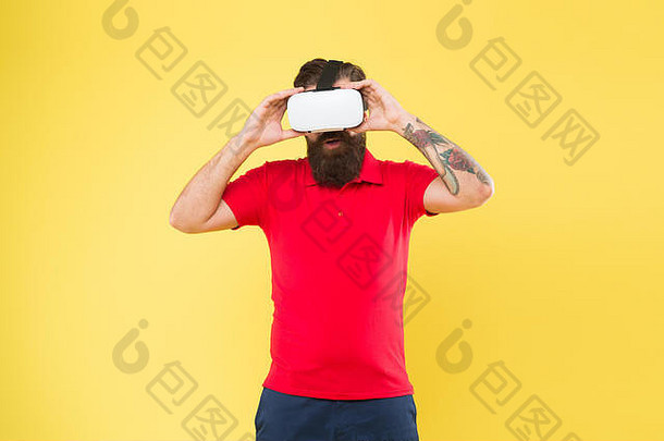 创建现实男人。玩游戏眼镜赶时髦的人虚拟现实耳机探索网络空间虚拟沟通虚拟模拟数字技术建筑愿景
