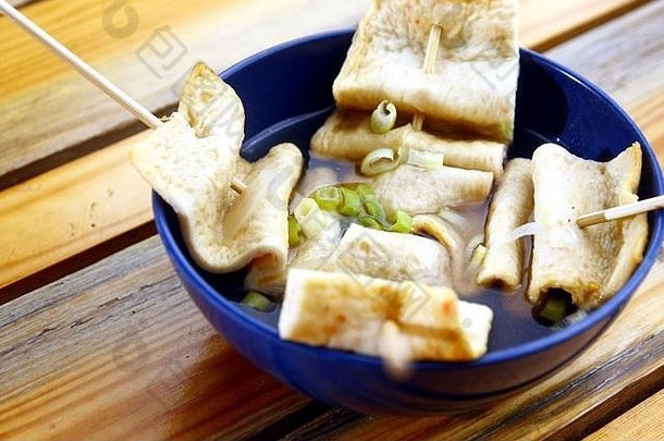一碗韩国鱼糕或奥登汤的照片