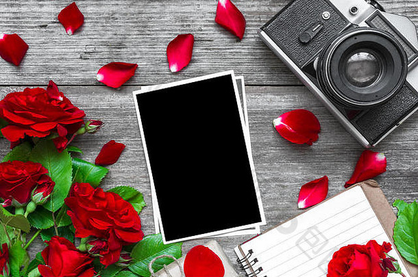 古董复古的相机空白照片框架红色的玫瑰花花束排笔记本乡村木背景前视图模拟平躺