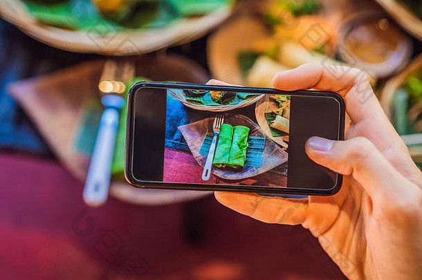 使用<strong>智能</strong>手机、移动摄影师拍摄食物