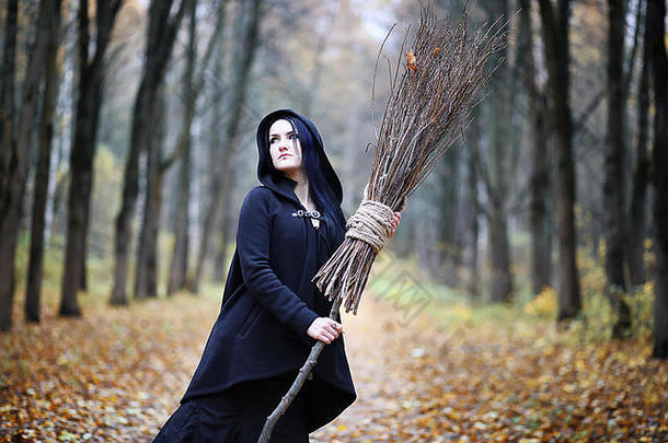 森林里穿着女巫服的女人