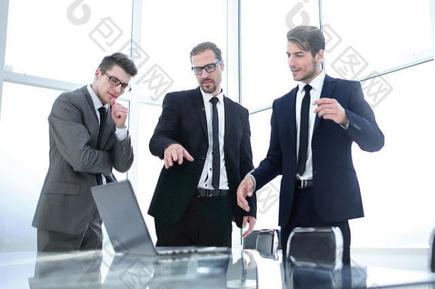 三个商人站在桌面附近
