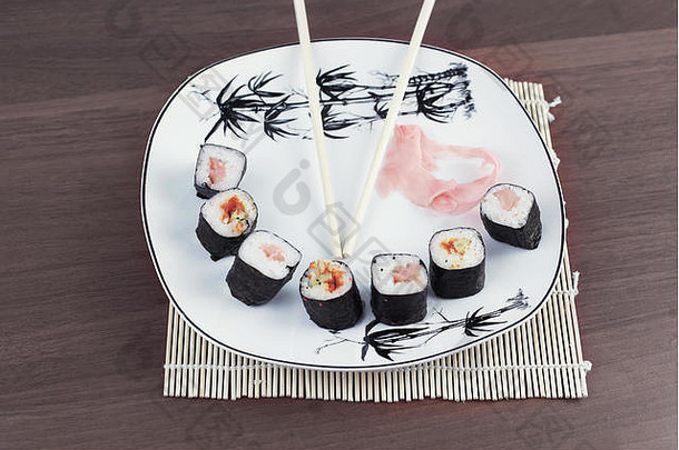 白色盘子上寿司卷的特写镜头。