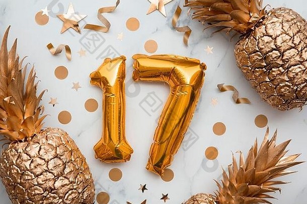 带有金箔气球和金色菠萝的17岁生日庆祝卡